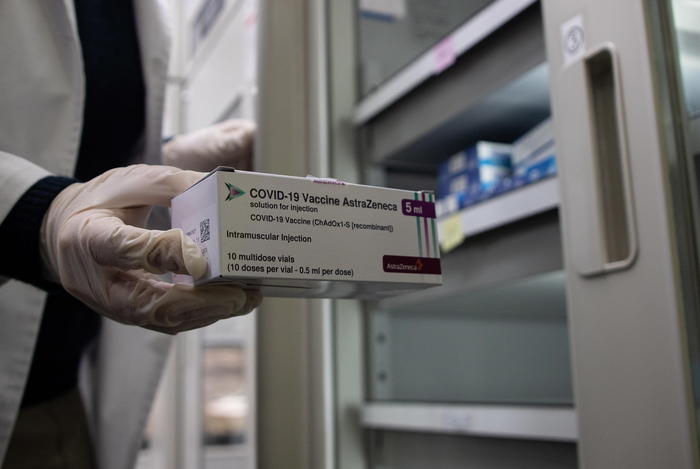 Vaccino AstraZeneca. Aifa diffonde agli operatori sanitari nota informativa importante sul rischio di trombocitopenia e disturbi della coagulazione del vaccino. Ecco la Circolare