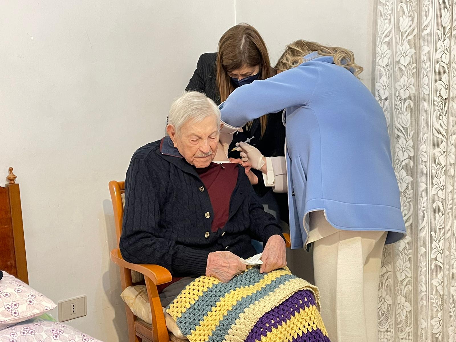 Modica: a 101 anni riceve il vaccino per il compleanno