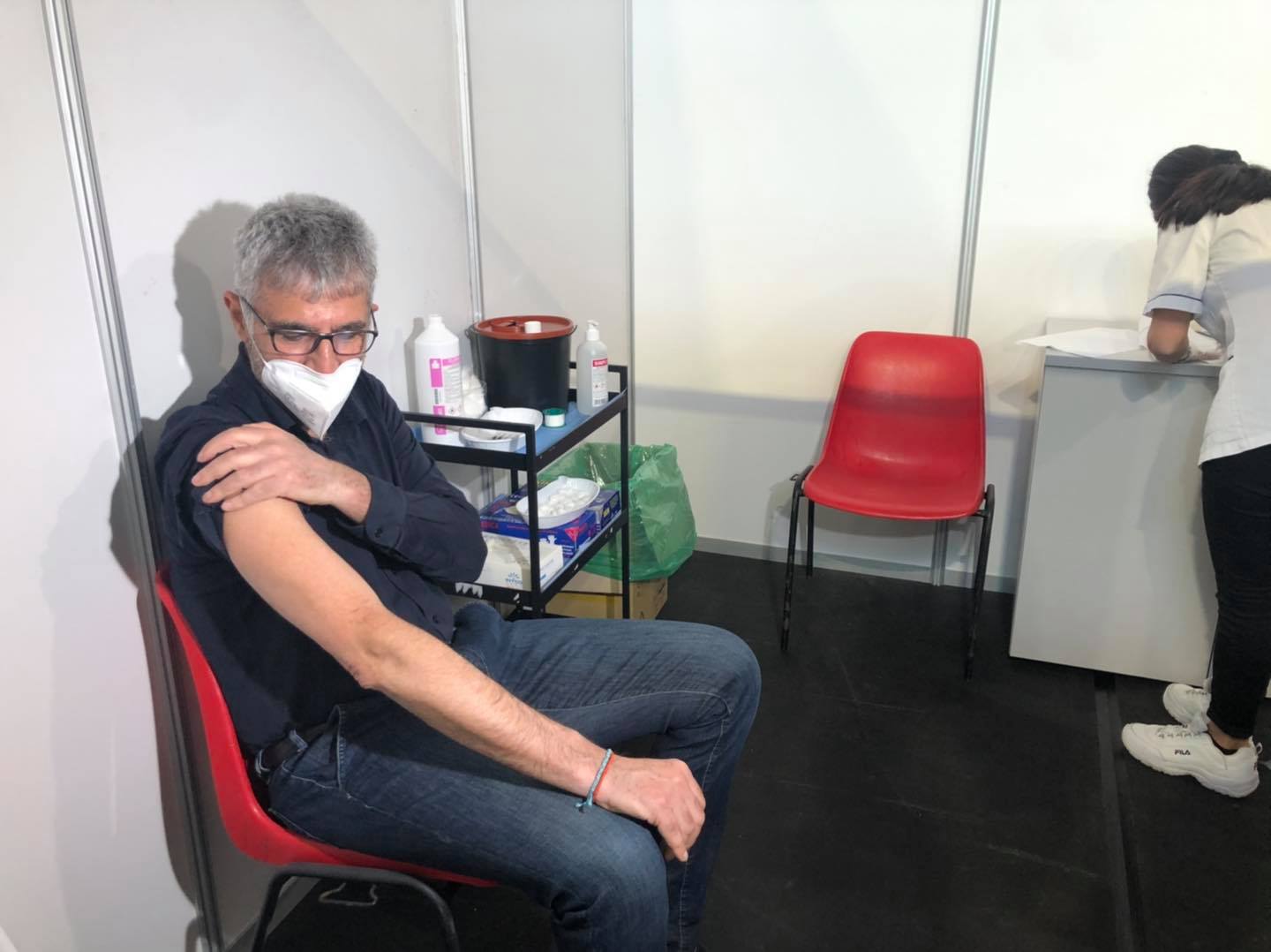 Cassì si vaccina al Palaminardi con Astrazeneca: “Ho fiducia nella scienza e nella statistica”