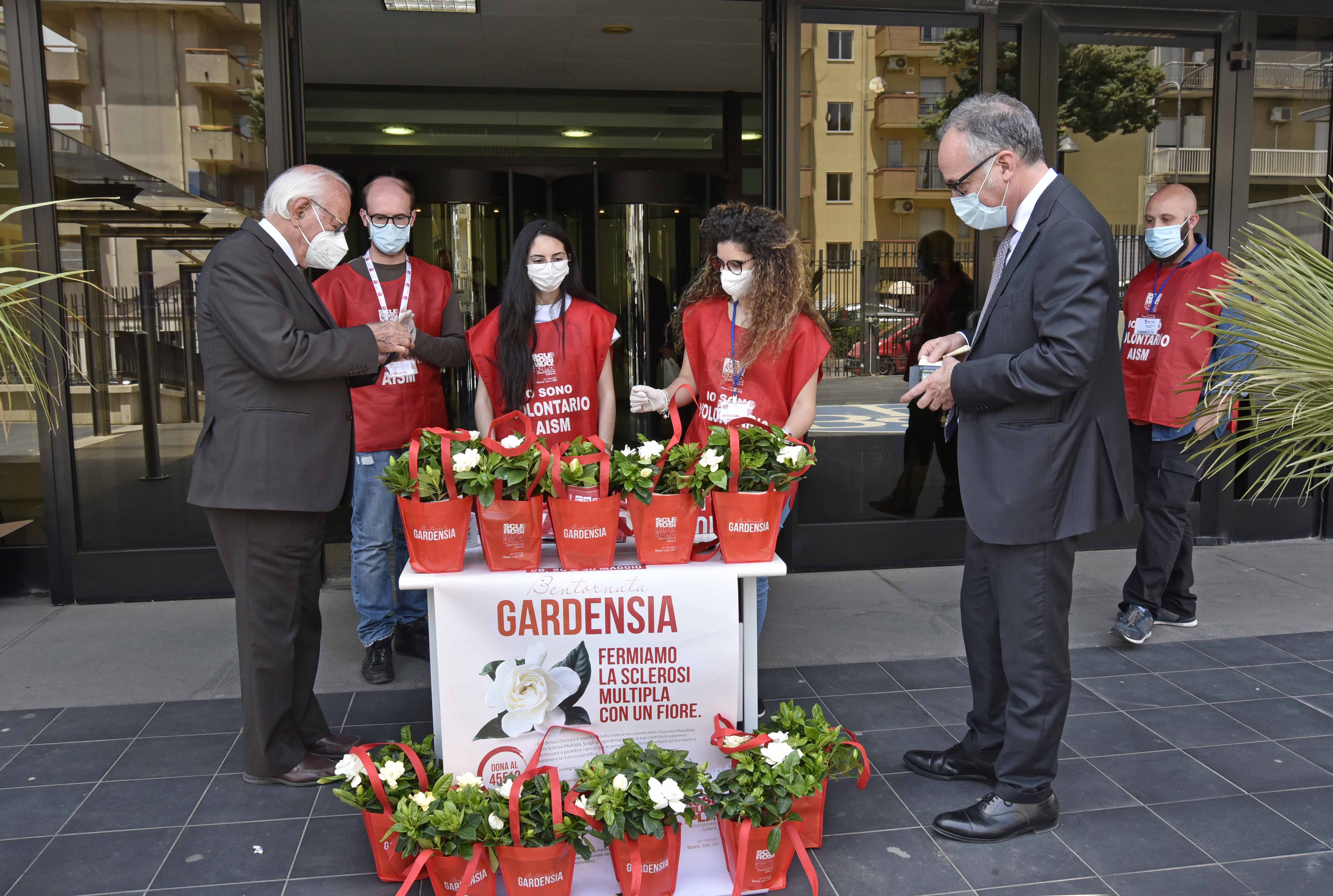 Un successo la vendita delle Gardenie della AISM presso la Sede Centrale della Banca Agricola Popolare di Ragusa