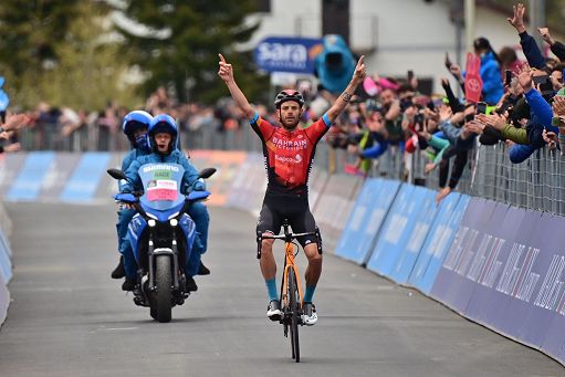 Giro d’Italia, incredibile Caruso: stacca tutti sulla cima dell’Alpe Motta