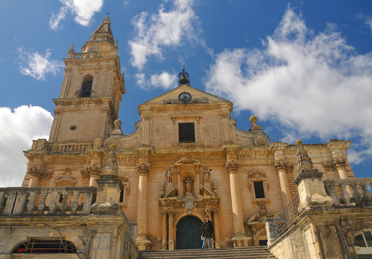 Voleva estorcere al parroco della cattedrale 700 euro: perizia psichiatrica per imputato