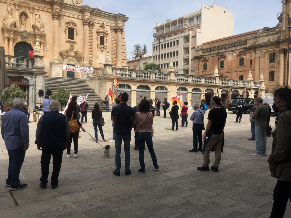 Primo maggio di protesta a Ragusa: “La crisi la devono pagare i ricchi”