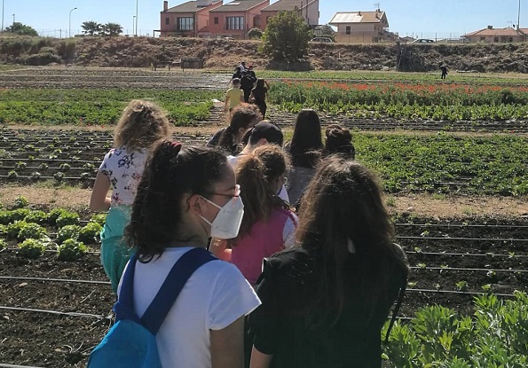 Una classe dell’istituto scolastico Quasimodo di Ragusa in visita agli orti sociali della cooperativa Proxima