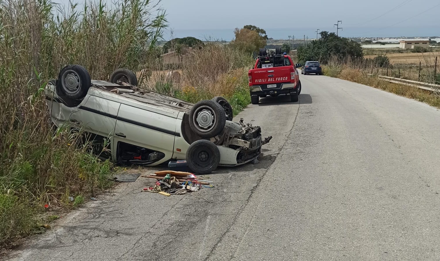 Incidente in contrada Pizzillo, auto si cappotta più volte