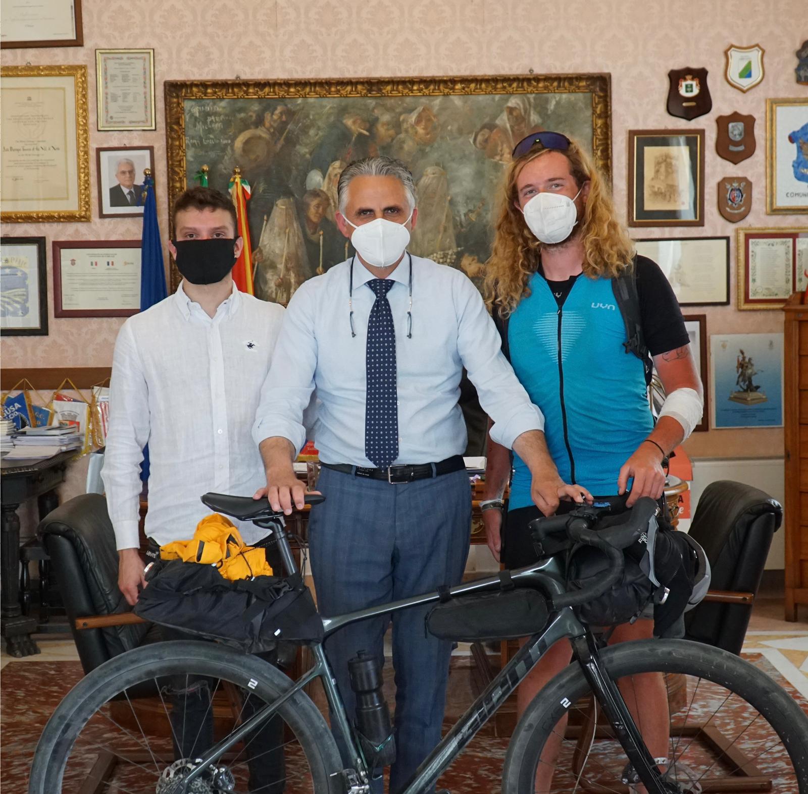 Da Milano a Modica in bici. L'impresa del blogger Gianluca Coquio - Ragusa  Oggi