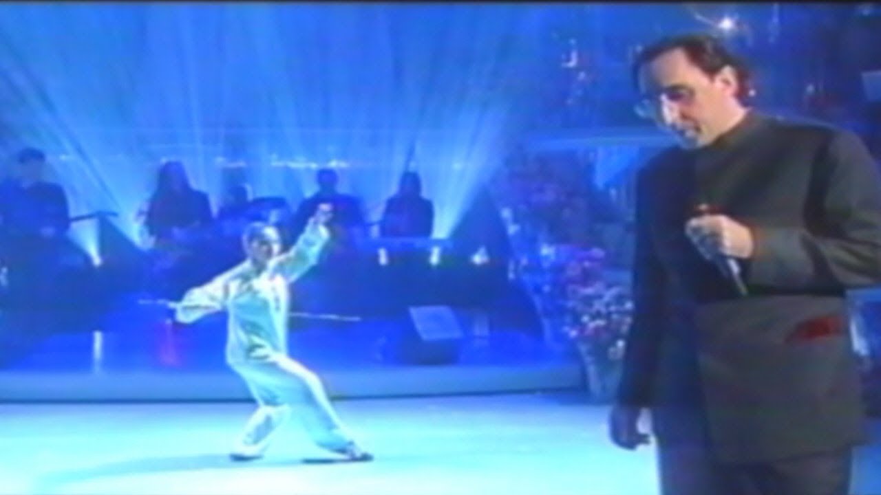 Franco Battiato e le filosofie orientali. A Sanremo del ’99, l’esibizione con la maestra di Taijiquan Li Rong Mei.