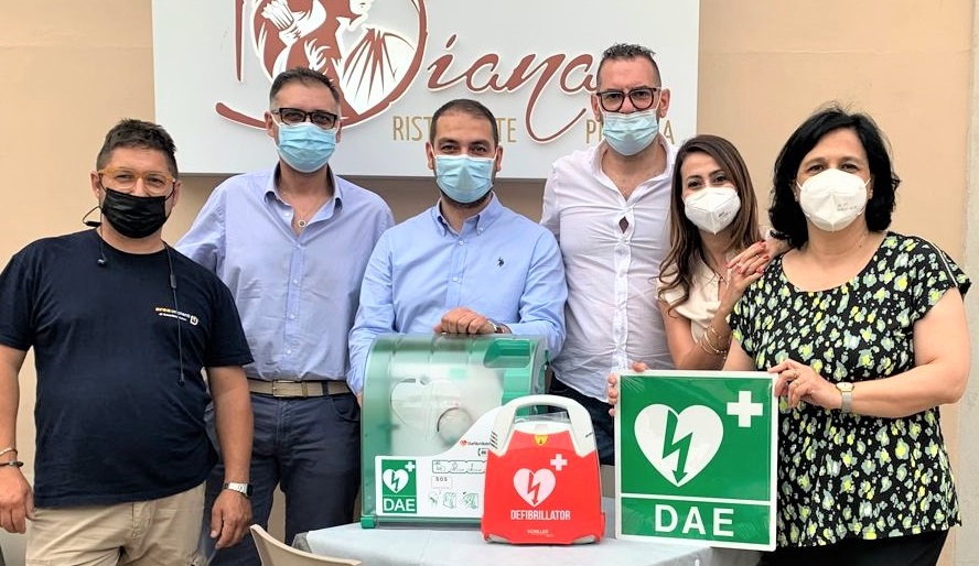 Comiso: in piazza fonte Diana un defibrillatore donato da un ristoratore