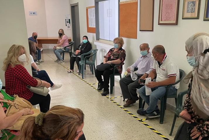 Da oggi vaccinazione anche per gli over 16. Alta affluenza di persone al centro vaccinale di Santa Croce, anche di migranti