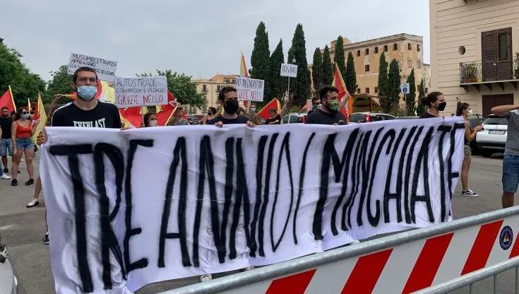 Palermo, manifestazione contro Musumeci: “Tre anni di minc…”