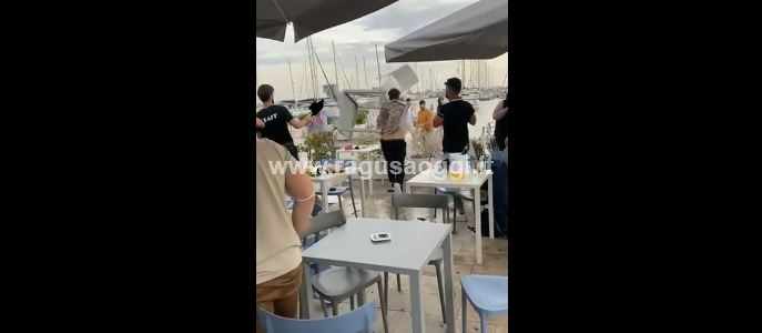 Colpi di tavolo e sedie a Marina di Ragusa: rissa fra giovani al Porto