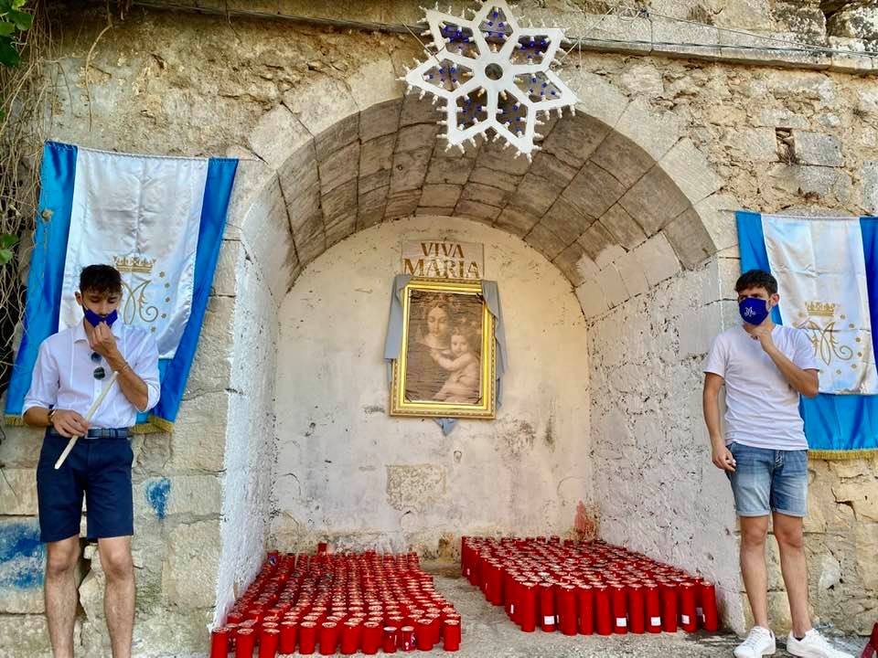 Un via vai continuo di pellegrini ieri nel piccolo santuario di Ragusa per rendere onore alla Madonna delle Grazie: “In città è un culto profondamente radicato”