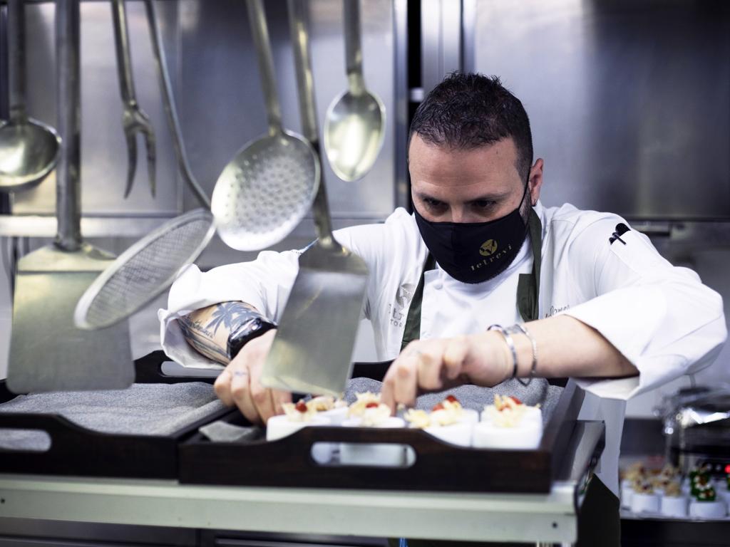 La Corte dei Mari ospita il temporary restaurant Letrevì. Lo chef Paolo Romeo cucinerà in modalità show cooking nella suggestiva location affacciata sullo Stretto di Messina