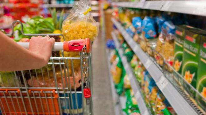 Crisi dei consumi, il Codacons: “Costretti a spendere di più per avere meno”