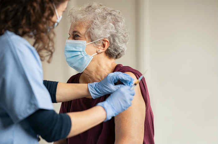 Stiamo per entrare nella quarta ondata di contagi da Covid: “Vaccinare tutti gli anziani che ancora non l’hanno fatto e le persone fragili”