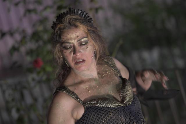 Medea di Seneca ha aperto 3drammi3 il festival ibleo della tragedia greca. Straordinaria e commovente l’interpretazione di Carmelinda Gentile. Si prosegue oggi e domani
