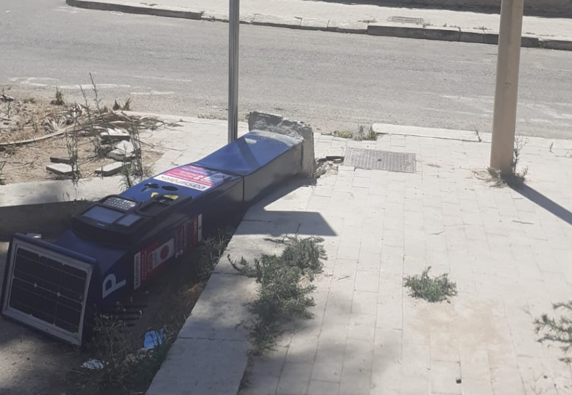 Colonnina parcheggio divelta a Scoglitti, per la commissione prefettizia è uno sfregio, un atto deprecabile