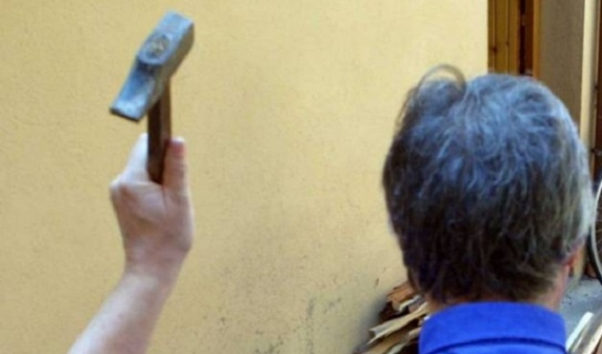 Palermo: danneggia il portone del vicino di casa prendendolo a martellate
