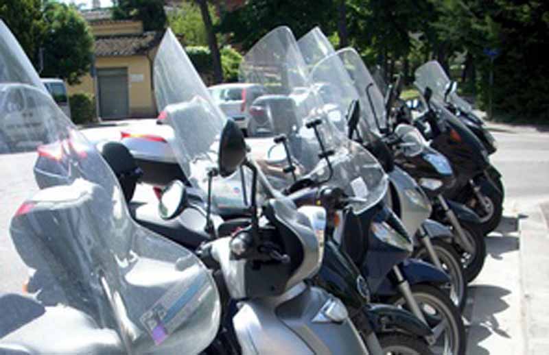 Marina di Ragusa: cammina e getta otto motorini per terra. Così, senza un motivo. Denunciato per danneggiamento