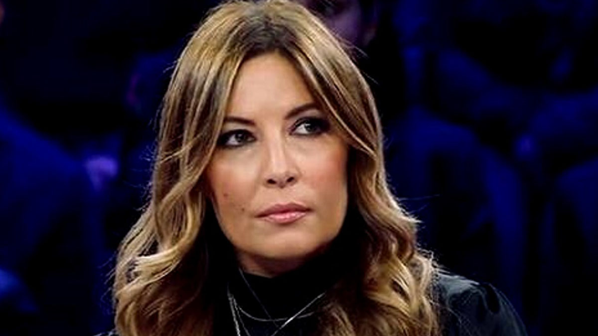 Selvaggia Lucarelli annuncia l’arrivo a Palermo: la città ripulita istantaneamente da 700 tonnellate di monnezza