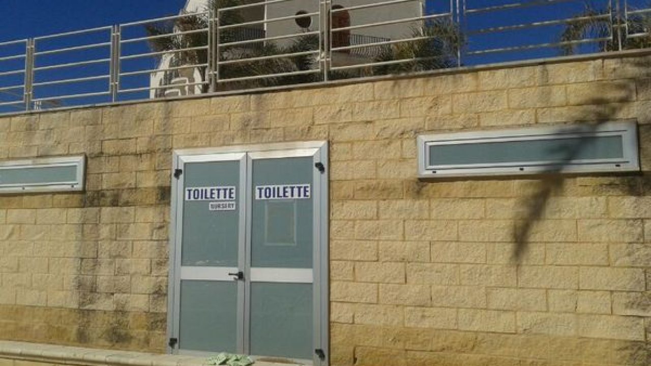 Ma perchè i bagni pubblici di Marina di Ragusa chiudono alle 20?