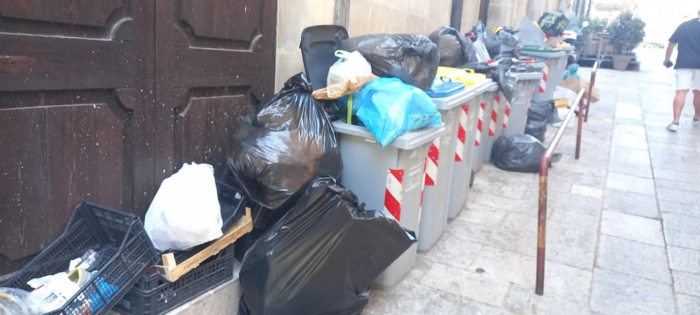 I rifiuti danno il benvenuto ai turisti di Ibla. Le critiche del Pd