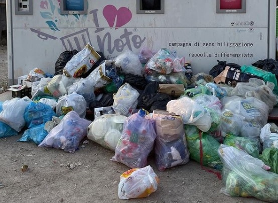 Suppellettili, immondizia e pure materassi: a Vittoria 18 multe in 48 ore contro chi sporca la città