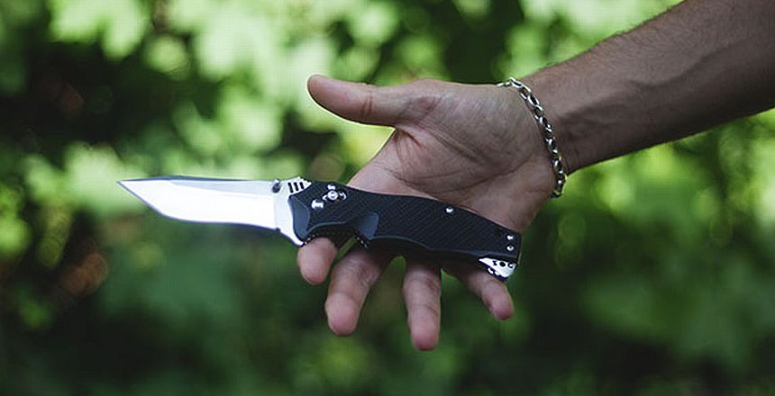 Minaccia i militari e oppone resistenza: condannato