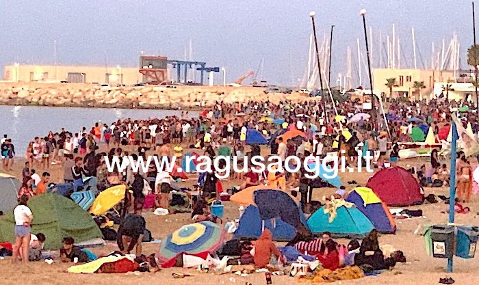 Ferragosto, migliaia di giovani sulle spiagge di Marina di Ragusa. Fino alle 6,30 a ballare in riva al mare