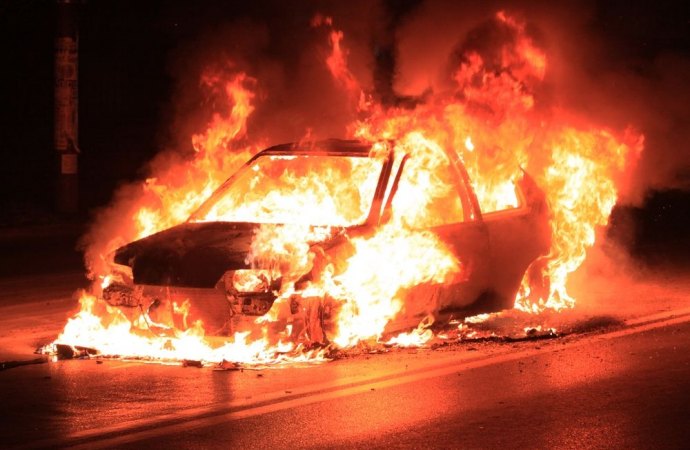 Incendio doloso in piena notte a Pozzallo. Tre le auto coinvolte