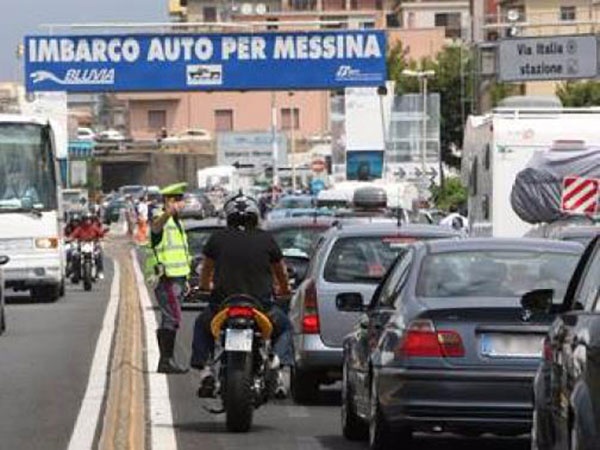 Tutti verso la Sicilia: tre ore di attesa agli imbarchi da Villa San Giovanni