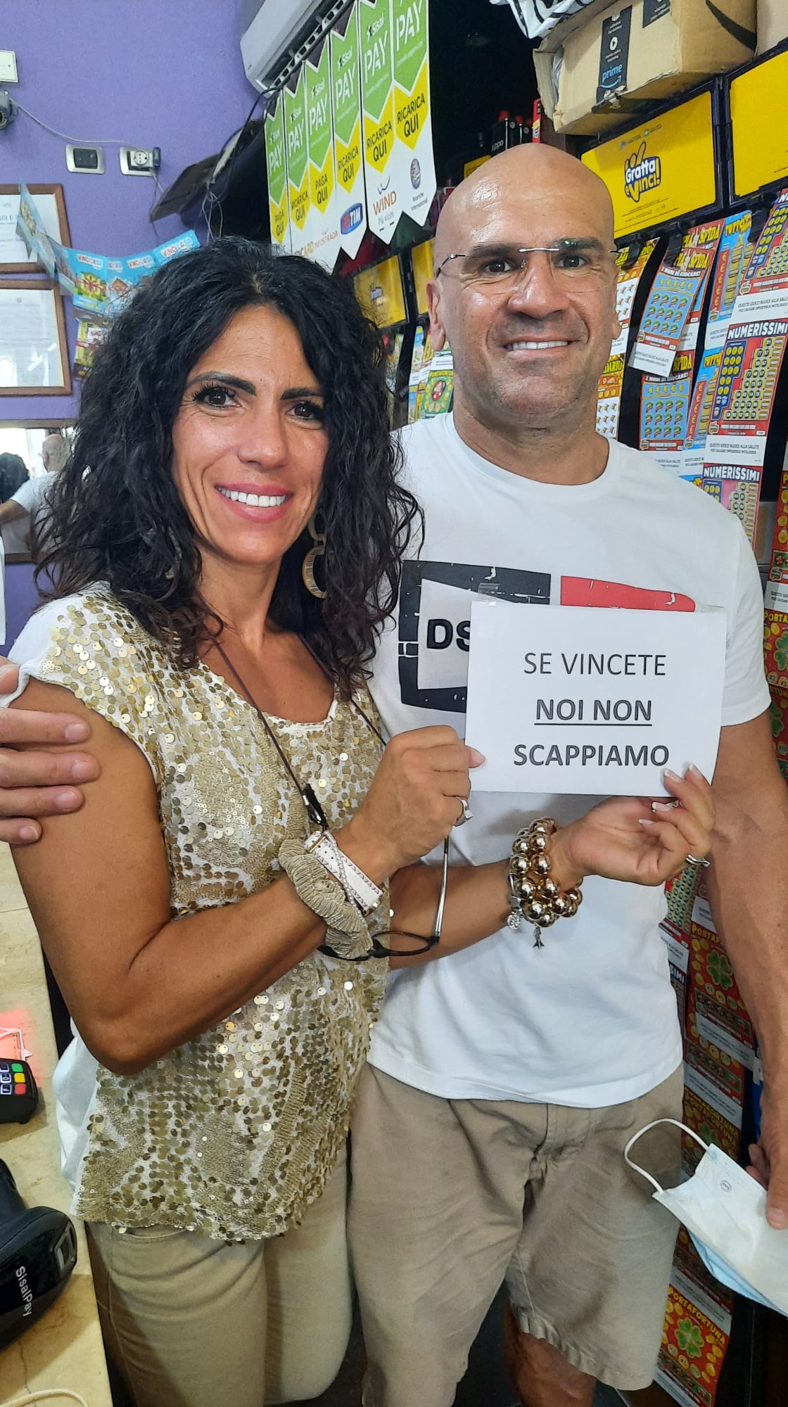 “Noi non scappiamo”: l’ironia di un tabaccaio di Siracusa