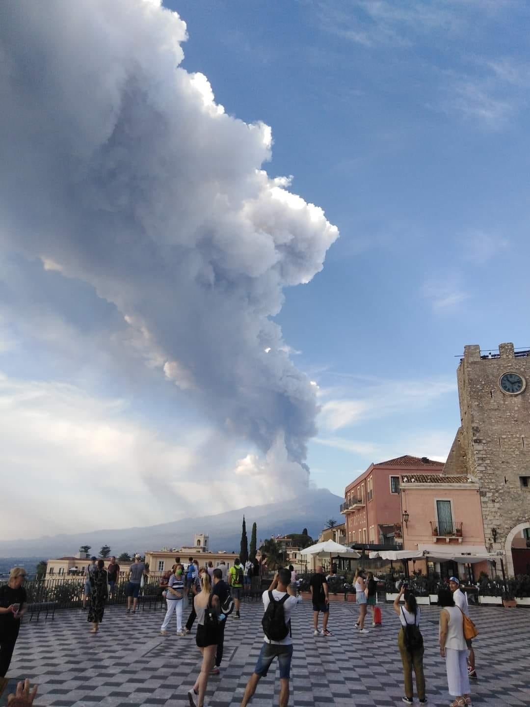 Nuova eruzione dell’Etna, nube alta 9 km