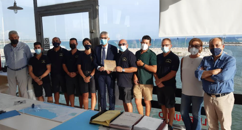 Un attestato agli operatori di Protezione Civile di Marina di Ragusa. Consegnato dal sindaco