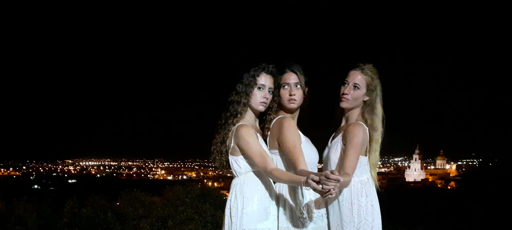 “Ritratto di donne in bianco”, lo spettacolo firmato da Walter Manfrè, apre in anteprima il progetto “Vivere il parco” al Castello di Donnafugata