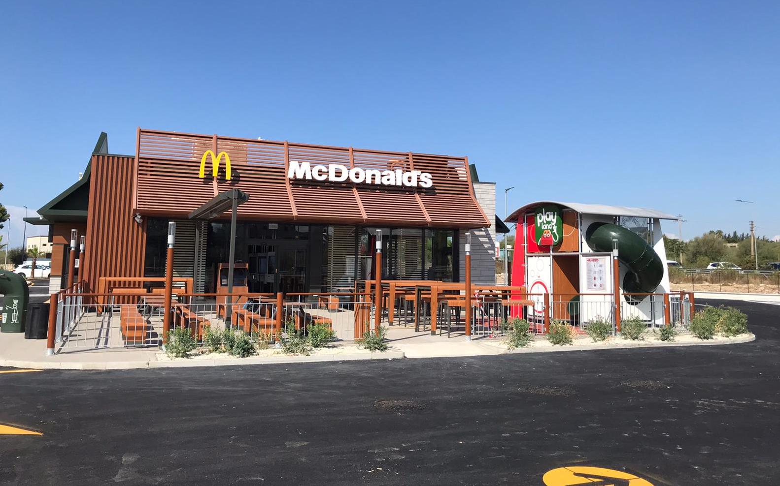Ancora un incendio contro un McDonald’s: bloccato uomo a Vittoria. È il terzo episodio in un anno