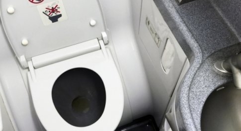 Piovono escrementi dal cielo: è un aereo che scarica in volo le toilette. E’ successo in Inghilterra. Compagnia aerea svuota le toilette prima dell’atterraggio