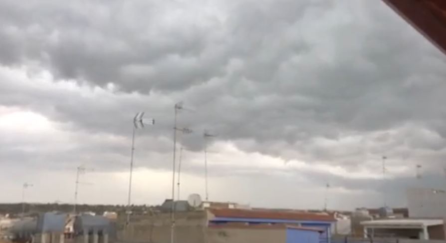 Il fenomeno dello shelf cloud di ieri pomeriggio ripreso da Pozzallo. VIDEO