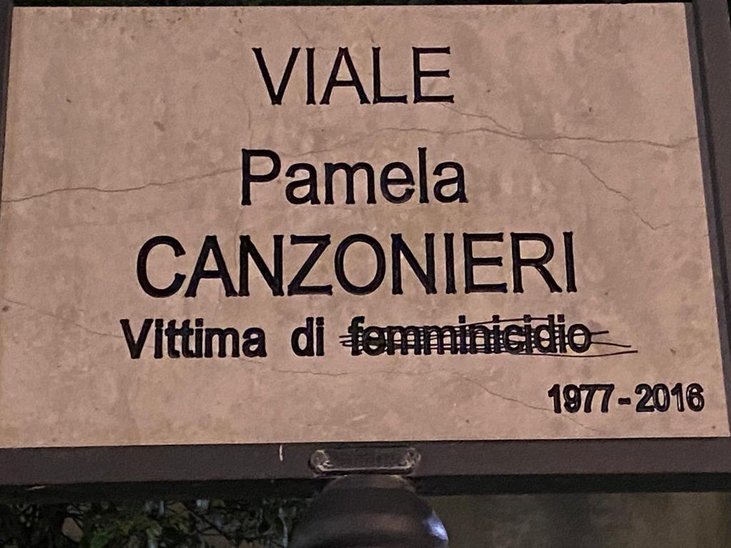 Ragusa: deturpata la targa in ricordo di Pamela Canzonieri, cancellata la parola “Femminicidio”