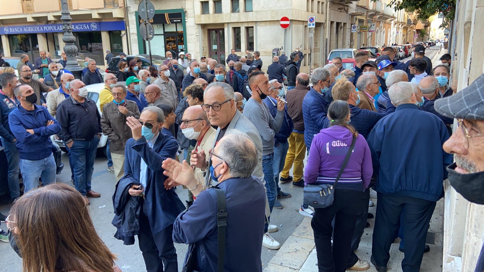 Aiello si avvia alla vittoria già al primo turno. Davanti al comitato pronti a festeggiare