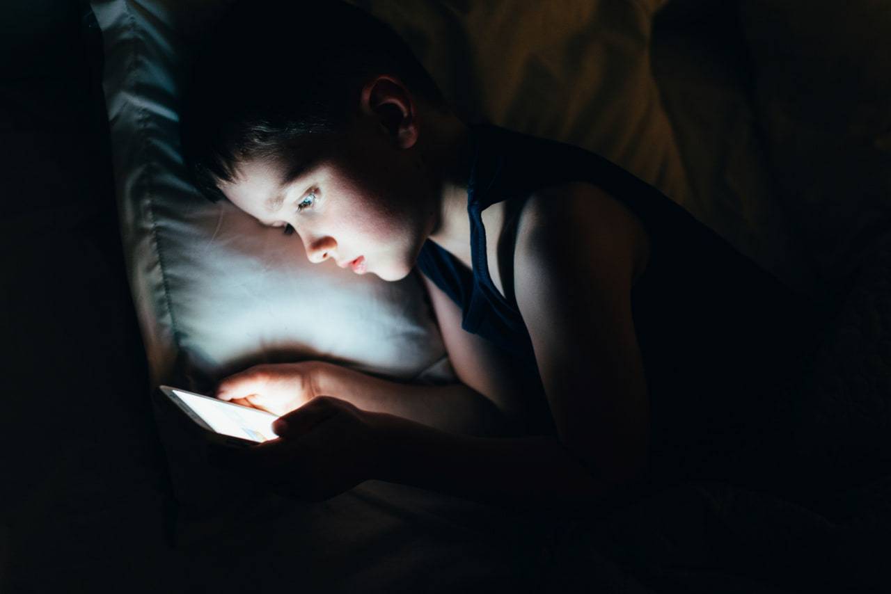 Soffocarsi per sfida: l’ultima sfida dei giochi social, il “black out” corre su Tik Tok