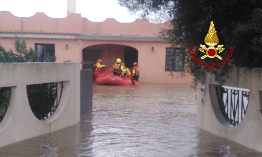 Augusta: bimba di 4 anni intrappolata soccorsa con mezzo anfibio della protezione civile