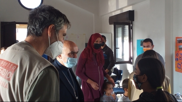 Il vescovo di Ragusa fra gli invisibili di Marina di Acate