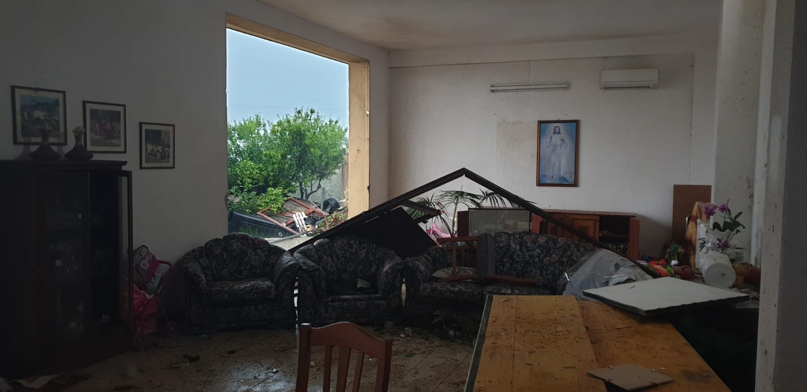 Oltre 30 interventi dei vigili del fuoco da stamattina: case sventrate. FOTO