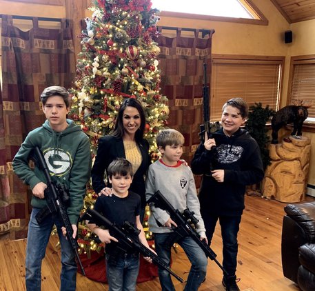 Usa: la foto di Natale con i fucili. E’ bufera su una deputata destra