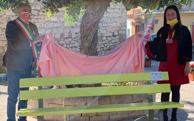 Endometriosi: a Santa Croce, inaugurata la  Panchina Gialla per il progetto EndoPark