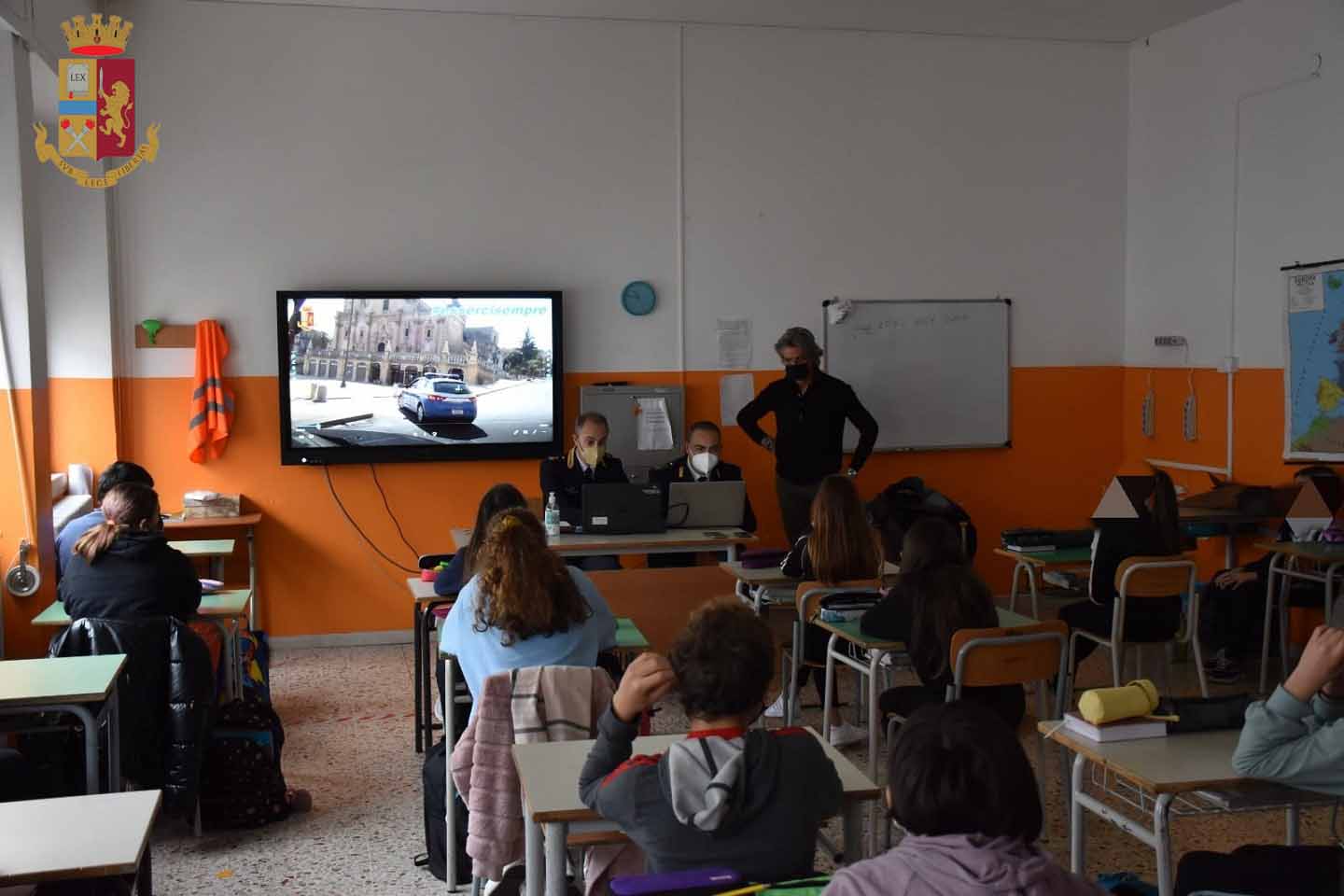 Crimini informatici, cyberbullismo e pericoli del web. La Polizia di Stato incontra gli studenti dell’Istituto Berlinguer di Ragusa