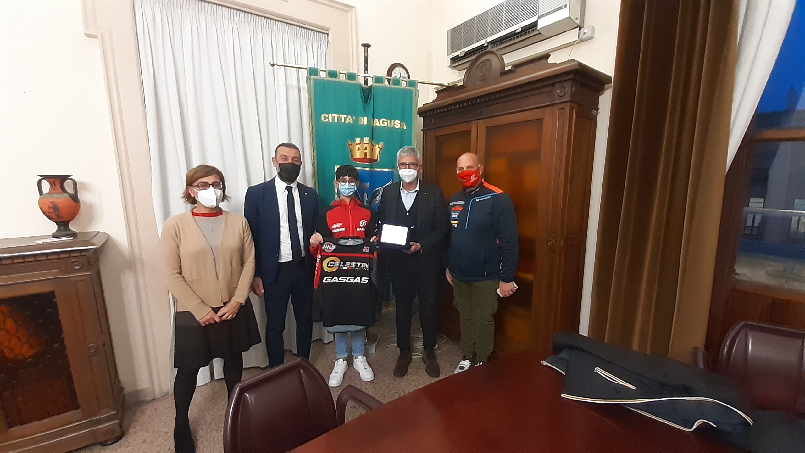 Salvatore Buttiglieri, giovane campione ragusano di Motocross ricevuto al Comune