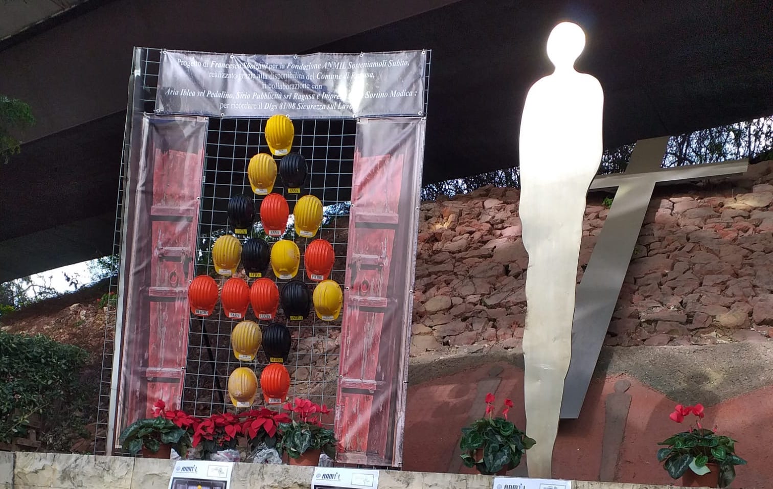 Inaugurato l’albero realizzato con caschetti di protezione sul lavoro. L’iniziativa dell’Anmil, opera dello scultore Sbolzani