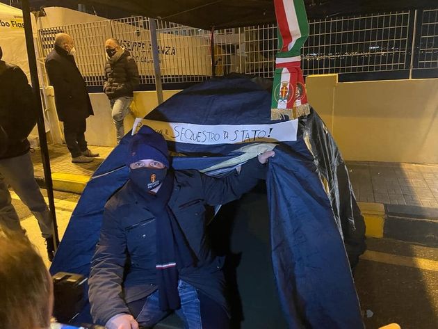 Cateno De Luca a Musumeci: “Dovresti dormire tu in tenda, difendi la Sicilia!”